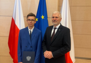 Nasz uczeń wraz z Łódzkim Kuratorem Oświaty podczas wręczenia nagród