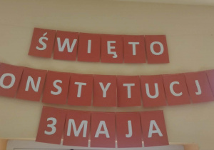 Napis Święto Konstytucji 3 Maja wiszący w naszej szkole