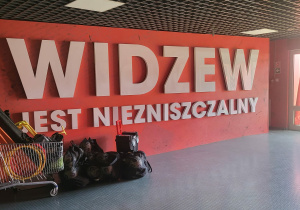Napis Widzew jest niezniszczalny, który znajduje się na stadionie