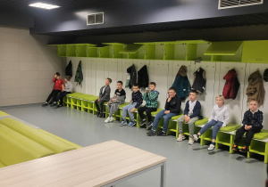 Uczniowie klasy 1 w stadionowej szatni