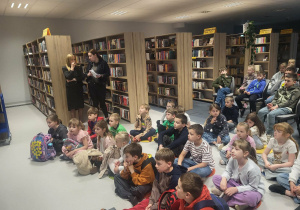 Uczniowie naszej szkoły podczas spotkania autorskiego w Bibliotece Publicznej w Rzgowie słuchają autora Wojciecha Cesarza.