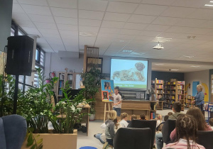 Uczniowie naszej szkoły podczas spotkania autorskiego w Bibliotece Publicznej w Rzgowie słuchają autora Wojciecha Cesarza.