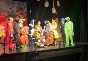 Aktorzy podczas przedstawienia na scenie