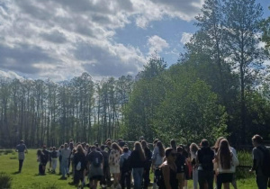 Uczniowie zwiedzają Park Dzikich Zwierząt w Kadzidłowie