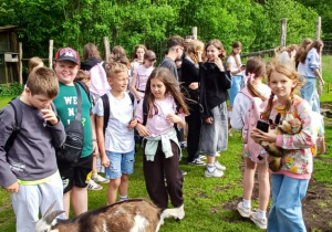 Uczniowie zwiedzają Park Dzikich Zwierząt w Kadzidłowie