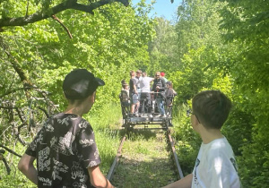 Uczniowie w pojazdach wojskowych w Wilczym Szańcu