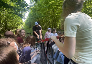 Uczniowie w pojazdach wojskowych w Wilczym Szańcu