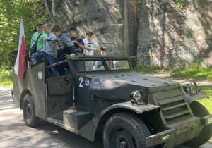 Uczniowie w pojazdach wojskowych w Wilczym Szańcu