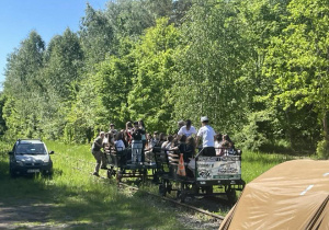 Uczniowie zwiedzają Park Dzikich Zwierząt w Kadzidłowie