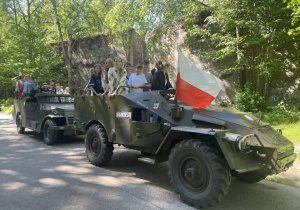 Uczniowie w pojazdach wojskowych w Wilczym Szańcu