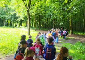 Dzieci spacerujące po parku na Zdrowiu