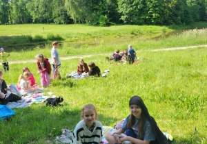 Piknikujące dzieci na kocach