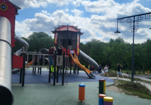 Widok na zjeżdżalnię znajdującą się w parku na Zdrowiu