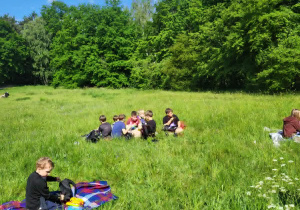 Piknikujące dzieci na kocach
