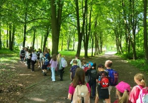 Dzieci spacerujące po praku