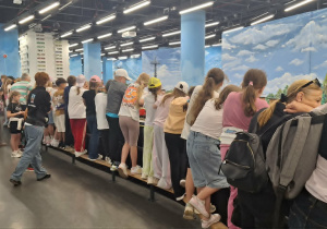 Uczniowie podziwiają makietę kolejową