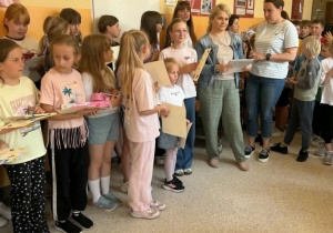 laureaci z dyplomai szykują się do wspólnej fotografii