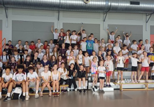 Wszyscy uczniowie gminnych szkół po zawodach na trybunach