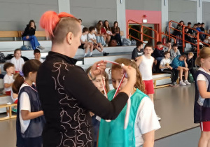 Uczennica klasy trzeciej otrzymuje medal