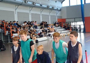 Chłopcy z klas trzecich przygotowujący się do biegu