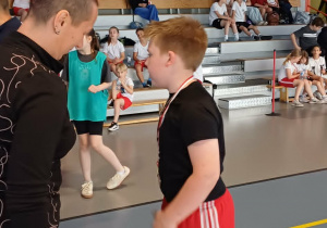 Uczeń klasy trzeciej podczas biegu