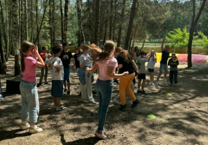Uczniowie podczas swobodnej zabawy w Sadach Klemensa