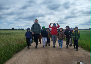 Uczniowie idący podczas rajdu