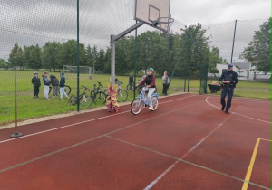 Uczennica podczas egzaminu porusza się na rowerze.