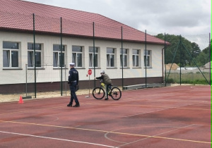 Uczeń podczas egzaminu porusza się na rowerze.