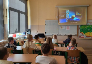 Dzieci podczas lekcji oglądają prezentację