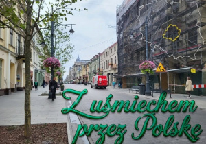 Grafika z napisem "Z uśmiechem przez Polskę" i widok ulicy Piotrkowskiej w Łodzi.