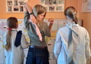 Dziewczęta z naszej szkoły założyły krawaty, aby uczcić Dzień Chłopaka
