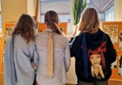 Dziewczęta z naszej szkoły założyły krawaty, aby uczcić Dzień Chłopaka