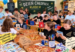 zdjęcie wygenerowane przez IA przedstawiające dzieci jedzące pizzę