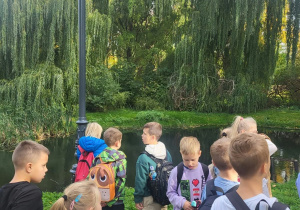 Dzieci z klasy 2 zwiedzają park przy Księżym Młynie