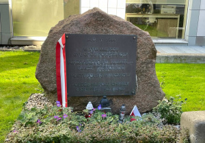 Pamiątkowy obelisk przedstawiajacy miejsce spoczynku Krzysztofa Kamila Baczyńskiego