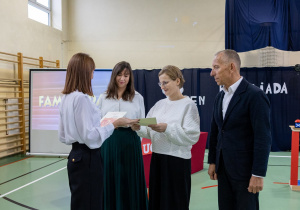 Pani dyrektor gratuluje nauczycielom