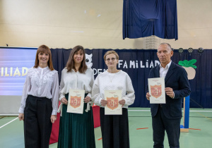 Dyrekcja placówki wraz z nauczycielami podczas akademii DEN