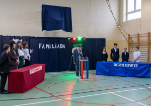 Nauczyciele i uczniowie podczas przedstawiania "Familiada" z okazji DEN