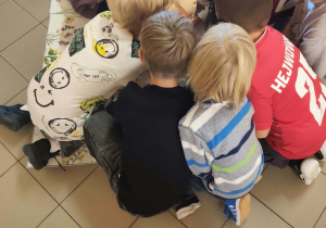 Uczniowie klas młodszych oglądają fantom i uczą się jak wykonywać RKO