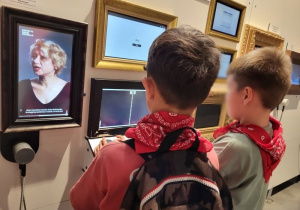 CNK- gra w hokeja na ekranie przez dwóch chłopców.