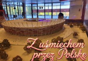Napis "Z uśmiechem przez Polskę" z makietą Stadionu Narodowego