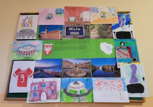Prace uczniów przedstawiające skojarzenia dzieci z województwem mazowieckim, które zdobią szkolny korytarz
